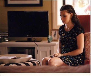 Zosia Mamet Autograph GIRLS Signed 8x10 Photo [3776] - Foto 1 di 3