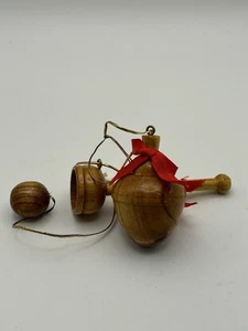 2 Adornos de Juguete de Navidad de Colección Madera Primitivo Spinning Top y Taza y Juego de Pelota - Imagen 1 de 12