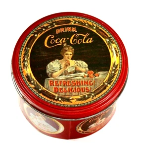Contenedor redondo de lata Swiss Colony Drink COCA-COLA diseño victoriano para damas - Imagen 1 de 6