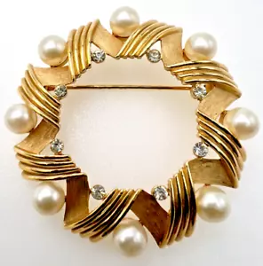 Spilla Trifari a cerchio tono oro, perle e strass trasparenti mid-century. - Foto 1 di 5