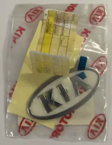 Cubierta trasera Kia Emblem OK34C51725 Rio Sportage - NUEVA EN PAQUETE - Imagen 1 de 2