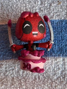 Funko Marvel Mystery Minis Deadpool 30th Anniversary Birthday Cake Glitter 1/72 - Bild 1 von 3