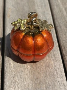 MONET Zucca Arancione Smalto da Collezione Keepsake Trinket Box Cristalli - Foto 1 di 5