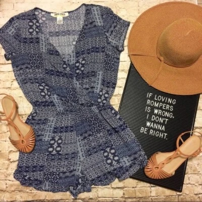 MACACÃO BAINHA BABADO ENVOLTÓRIO PESCOÇO V ESTAMPA BOHO CHIC MIMI CHICA Tamanho XS NOVO US$ 40 - Imagem 1 de 2