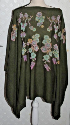 Poncho suéter mediano tejido floral con botones The Look by Randolph Duke para mujer Foto 1 de 4