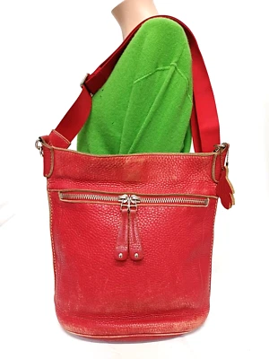 BOLSO BANDOLERA VINTAGE ROOT CANADA RASBERRY CUERO GRANULADO ROJO CUBO Foto 1 de 4