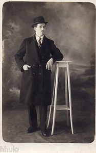 BJ853 Carte Photo vintage card RPPC Homme mode fashion cravate guéridon chapeau - Picture 1 of 1