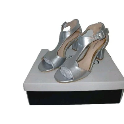 ANDIAMO Mujer T-RIFFIC Hebilla Tacón Alto Sandalias Talla 7 M Plata Imitación Cuero NUEVO Foto 1 de 4