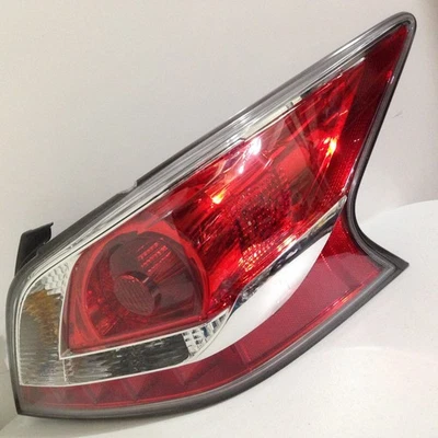 Luz trasera halógena no led lado pasajero derecho Nissan Altima 2013-2015 OEM brillante Foto 1 de 4