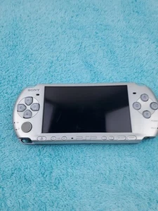 Sony PlayStation Portable PSP-3001 solo console argento senza batteria NON TESTATA COSÌ COM'È - Foto 1 di 17