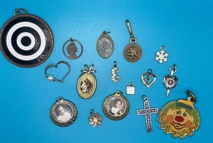 Lotto gioielli cassetto spazzatura ciondoli e ciondoli vintage e moderni lotto di 16 - Foto 1 di 11