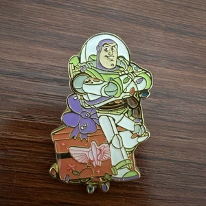 Pin Disney - Toy Story - Buzz - Navidad - Loungefly Mystery - Imagen 1 de 2