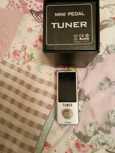 Rowin Mini Gitarre Bass Tuner Pedal mit LED Display und True Bypass - Bild 1 von 2