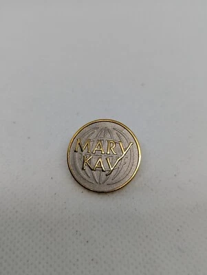 Prendedor Mary Kay redondo tono plata fondo tono dorado Foto 1 de 2