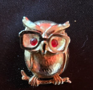 Sarah Coventry Vintage goldfarbene Eule, rote Taxibrille Pin Brosche, signiert M139 - Bild 1 von 10