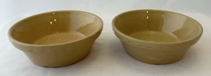 Mason Cash n. 2 Piatti per Torte x 2 Servizio da Forno Rotondo Panettiere Beige Gres Preloved - Foto 1 di 3