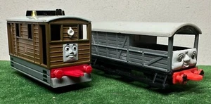 VAGONES DE TREN THOMAS THE TANK ENGINE & FRIENDS ERTL SAAD AND TOBY EN MUY BUEN ESTADO - Imagen 1 de 5