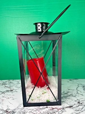 Linterna de vela decorativa de metal negro paneles de vidrio e inserto de vela roja granja Foto 1 de 4