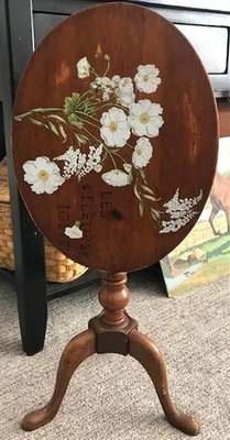 MESA PEDESTAL DE MADERA CON MOTIVO FLORAL ESTILO COLONIAL INCLINABLE OVALADA VINTAGE (16x14x18) Foto 1 de 4