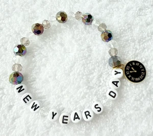 Taylor Swift “New Years Day” Handmade Friendship Bracelet w/ Charm-Swiftie Gifts - Foto 1 di 3