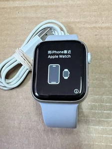 Apple Watch Series 4 44mm Argent Aluminium GPS + Bracelet Sport Cellulaire Débloqué - Photo 1 sur 6