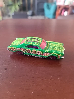 64 Riviera Hot Wheels 2001 verde con detalles de caramelo de calavera sueltos Foto 1 de 4