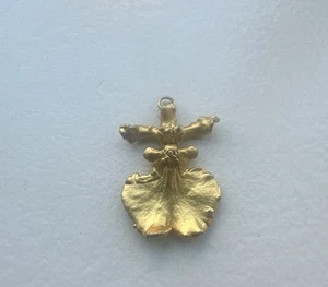 Colgante orquídea vintage de oro amarillo de 24k sumergido RISIS Singapur - Imagen 1 de 5