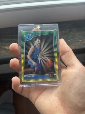 Luka Doncic Donruss 评级新秀黄色-绿色激光平行 #177 Raw — 第 1/2 张图片