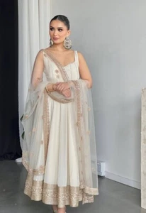 Presentando Vestido Georgette Pure Parte Inferior Con Dupatta Blanco Para Uso Funcional - Imagen 1 de 10