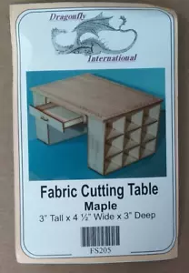 Kit de mesa de corte de tela en miniatura para casa de muñecas de Dragonfly International 1:12 - Imagen 1 de 3