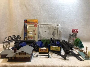Life Like Lot HO Tracks, 3 Transformers, Bridge, Working Lamps, Signs, And More! - Picture 1 of 20