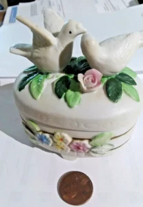 Vintage Lardo Porcelian White TWIN Doves TRINKET BOX W ROSE TRIM BEAUTIFUL DV26 - Picture 1 of 7