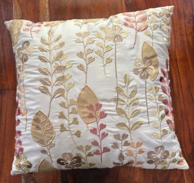 Pier 1 Imports Almohada Botánica Floral 16" Cuadrada Bordada Foto 1 de 2