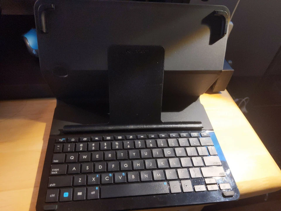 Pares de teclado Logitech Bluetooth con todas las tabletas para tabletas Samsung 10.5 Foto 1 de 3