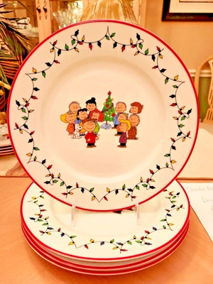 JUEGO DE 4 PLATOS DE CENA DE NAVIDAD PEANUTS A CHARLIE MARRÓN SNOOPY AND GANG NUEVOS Foto 1 de 4