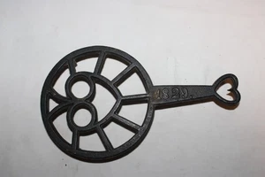 Antiker 1829 Gusseisen Untersetzer Rund und Herz Design - Bild 1 von 10