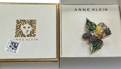 ANNE KLEIN MACY’S BROCHE PRENDEDOR TONO DORADO ESTRÁS PÁJARO UVA FRUTA NUEVO EN CAJA Foto 1 de 2