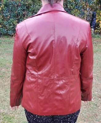 Chaqueta roja mediana Evolution not revolution, sin rasgaduras ni rasgaduras, todas las cremalleras funcionan Foto 1 de 3