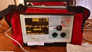 Zoll M-Series Defibrillator mit 6-Kanal-EKG, 2 Akkus, Patches - Bild 1 von 3