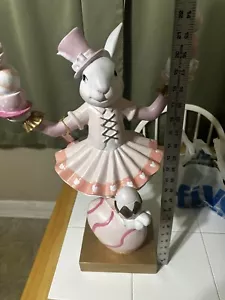 Neu mit Etikett 2024 Osterhase rosa Ballerina jonglierend ausgleichende Teekannen und Teetassen 20 Zoll - Bild 1 von 7