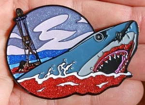Jaws 1975 Film Hai Oberfläche Angriff Szene Custom EMAILLE PIN Schwimmen Glitzer  - Bild 1 von 2