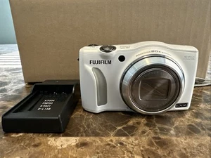 Fujifilm Finepix F750EXR Digitalkamera 16 Mega CMOS weiß 20x Zoom - Bild 1 von 4