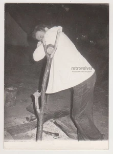 Jung betrunken verliebt lehnt sich an Holz verträumte Pose Stille Nacht Sehnsucht Gay Int - Bild 1 von 7