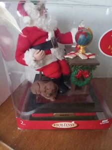 Creaciones navideñas vintage musical de Papá Noel 1993 en escritorio con perro - Imagen 1 de 10