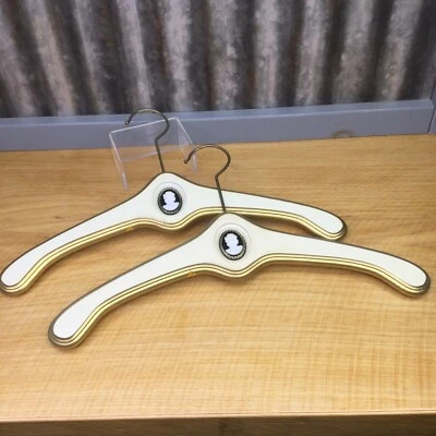 2 perchas de madera de colección con camafeo mujer perfil regencia MCM crema y dorado 18" Foto 1 de 4