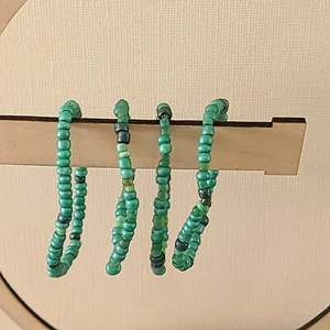 Juego de 4 pulseras elásticas hechas a mano cuentas semillas verdes pequeñas hechas en EE. UU. - Imagen 1 de 2