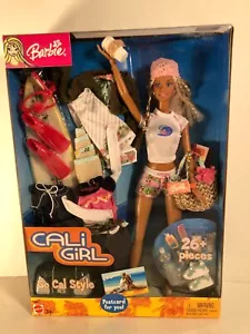 BARBIE CALI GIRL SO CAL STYLE G4453 Nuevo En Caja 26+ Piezas - Imagen 1 de 4