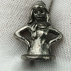 Monopoly Scooby-Doo Fright Fest Edition - Daphne - Pewter Token - Picture 1 of 7