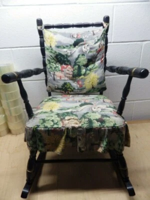 Mecedora acolchada de madera para niños de colección/antigua etiqueta original negra y dorada  Foto 1 de 4