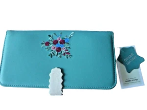 Cartera de Viaje Carolyn Donnelly Ecléctica Nueva con Etiquetas Cuero Genuino TEAL Bordada - Imagen 1 de 7